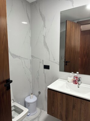 Shower, hair dryer, bidet, towels - New luxury apartment (Dar bouazza)