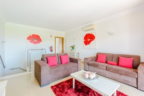 Villa, 2 Bedrooms, Smoking, Pool Access | Living room