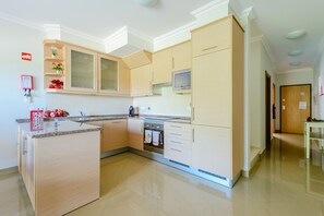 Microwave, dishwasher, coffee/tea maker, cookware/dishes/utensils