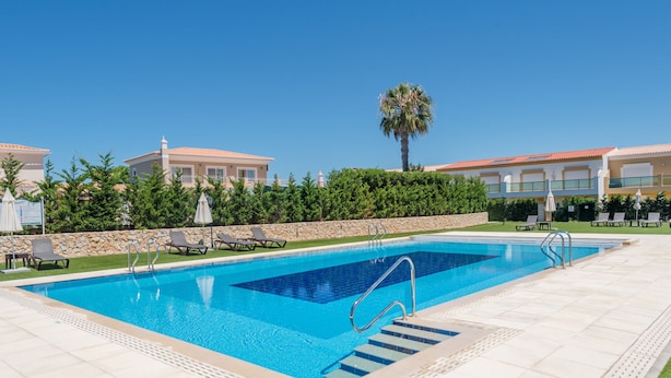A rectangular swimming pool with clear blue water, surrounded by a tiled deck. - Casa Maria at Boavista Resort Lagos (Lagos)