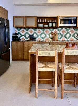 Réfrigérateur, micro-ondes, four, plaque de cuisson