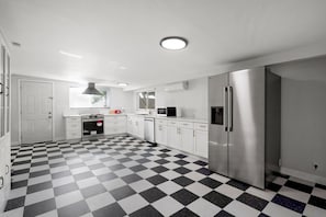 Micro-ondes, four, plaque de cuisson, lave-vaisselle