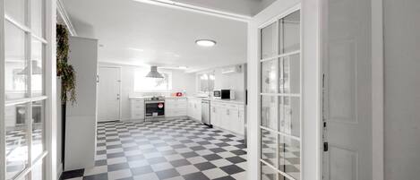 Micro-ondes, four, plaque de cuisson, lave-vaisselle