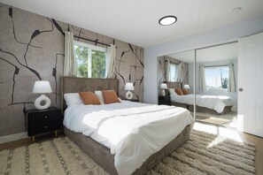 7 bedrooms, WiFi, bed sheets