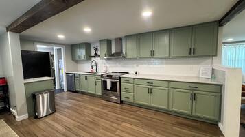 Mikrovågsugn, ugn, spishäll och diskmaskin