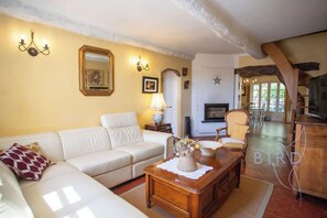 Télévision, cheminée