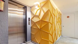 An elevator with a metallic finish and a wall with a geometric pattern. - Cozy & beautiful place in downtown in CDMX D6 (Ciudad de México)