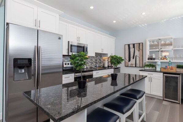 Private kitchen - Chic 1BR Steps to Atlantic Ave & Beach (Delray Beach)