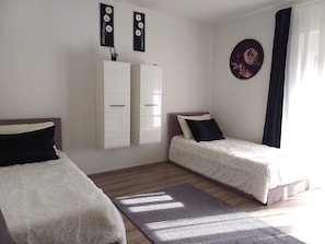 3 bedrooms, iron/ironing board, WiFi, bed sheets - Charming 3-bedroom apartment in Trogir with WiFi, in Old town (Trogir)