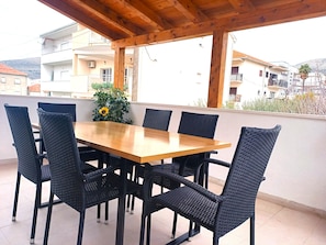 Outdoor dining - Charming 3-bedroom apartment in Trogir with WiFi, in Old town (Trogir)