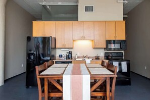 Réfrigérateur, four à micro-ondes, un four, lave-vaisselle