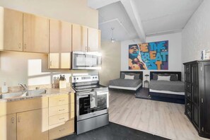 Kühlschrank, Mikrowelle, Ofen, Herdplatte