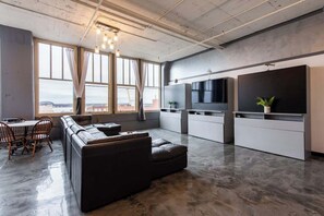 Tv, bøger, kontorer