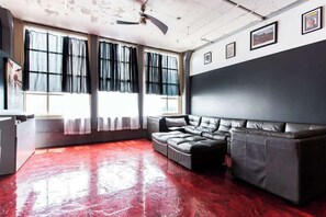 Televisión, libros y oficina 