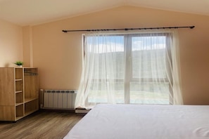 5 bedrooms, WiFi, bed sheets