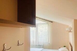 5 bedrooms, WiFi, bed sheets