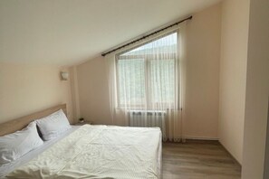 5 bedrooms, WiFi, bed sheets