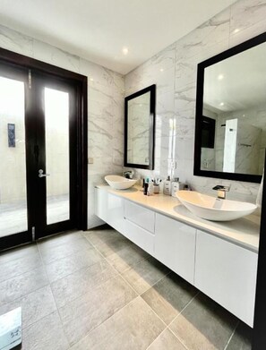 Shower, hair dryer, towels, soap - Four Bedroom Riverfront Villa 62 (Nadi)