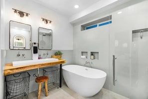 Classic House, Bay View | Bathroom - Hollow Fern Retreat (Blaine)
