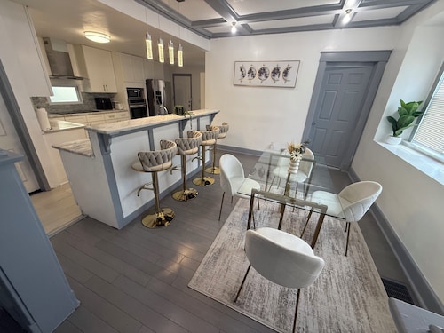 Charming 4-bedroom house with WiFi, AC in marvelous Kansas City