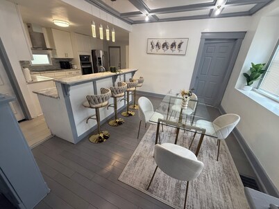 Charming 4-bedroom house with WiFi, AC in marvelous Kansas City