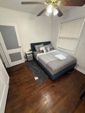 4 bedrooms, iron/ironing board, WiFi, bed sheets