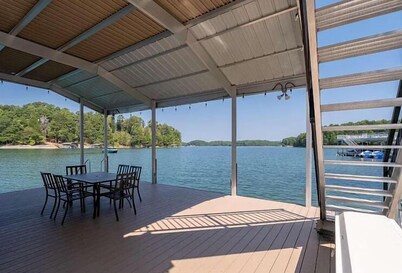 RARE EASY ACCESS PRIVATE FLOATING DOCK 4 BED ROOM HOME! 