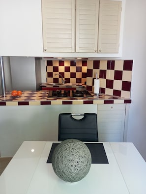 Micro-ondes, four, plaque de cuisson, lave-vaisselle