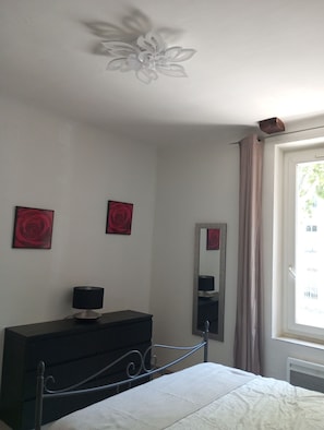 1 habitación, tabla de planchar con plancha, wifi y ropa de cama 