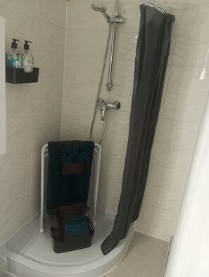 Dusj, hårføner, håndklær og såpe