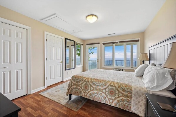 3 bedrooms, desk, iron/ironing board, WiFi