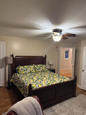 3 bedrooms, desk, iron/ironing board, free WiFi