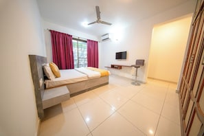 Departamento familiar | Escritorio y espacio para trabajar con laptop