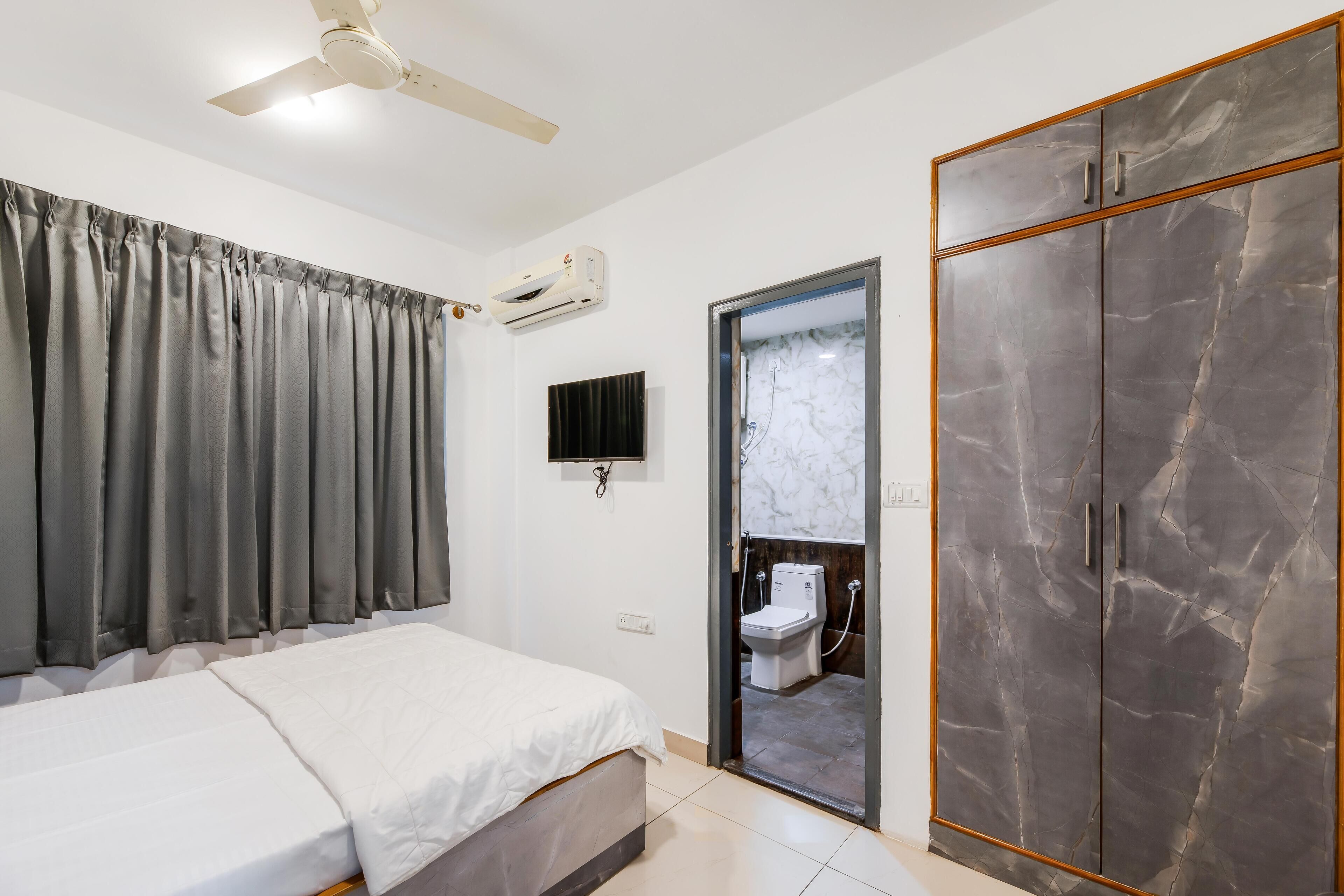 Desk, laptop workspace, iron/ironing board, free WiFi