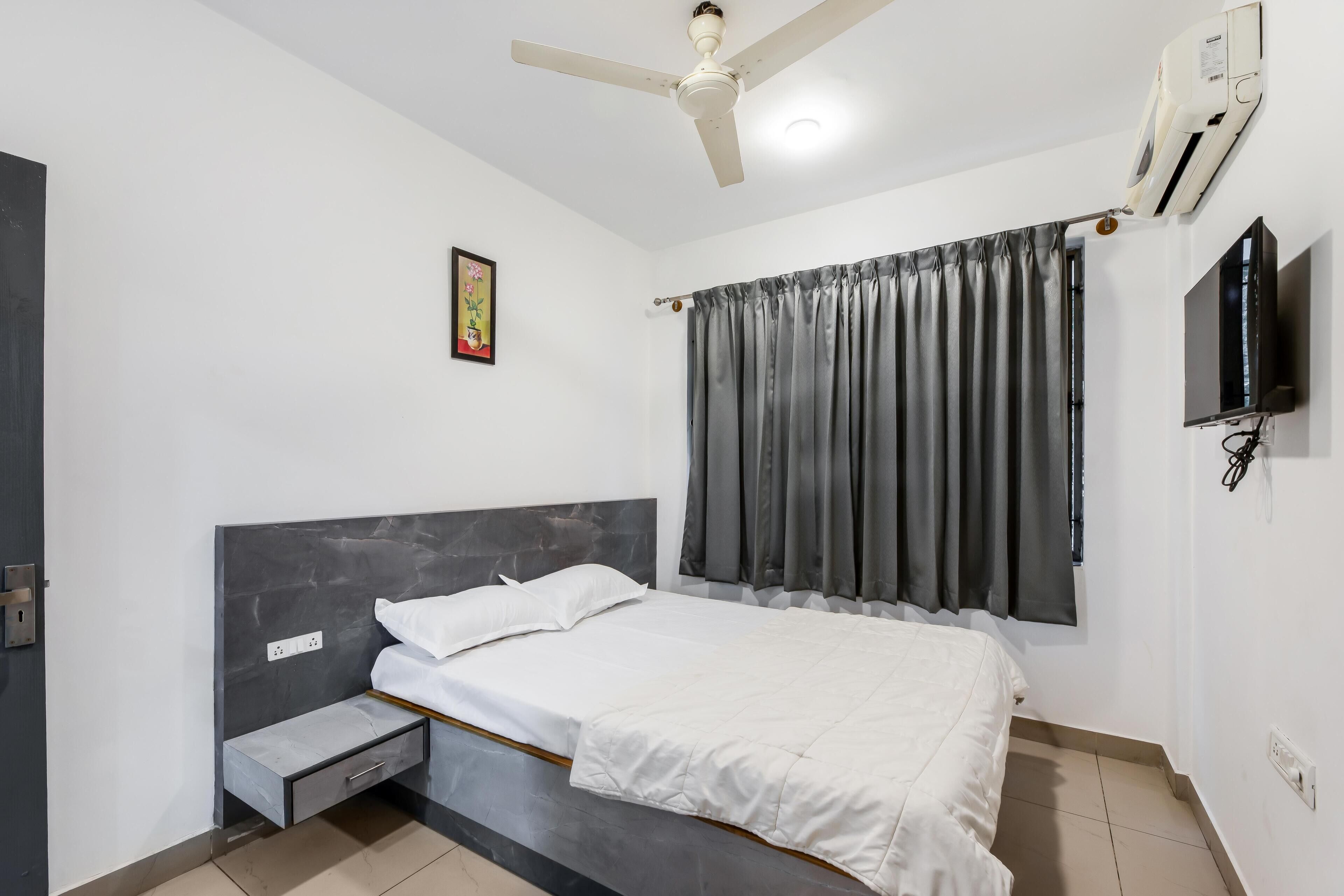 Desk, laptop workspace, iron/ironing board, free WiFi