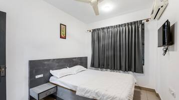 Desk, laptop workspace, iron/ironing board, free WiFi