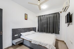 Desk, laptop workspace, iron/ironing board, free WiFi