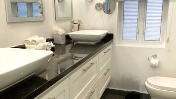 Regadera, secadora de cabello, toallas, jabón