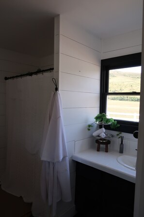 Towels, soap, toilet paper - Rustic and Private Capetown Ranch School House (Ferndale)