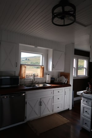 Private kitchen - Rustic and Private Capetown Ranch School House (Ferndale)