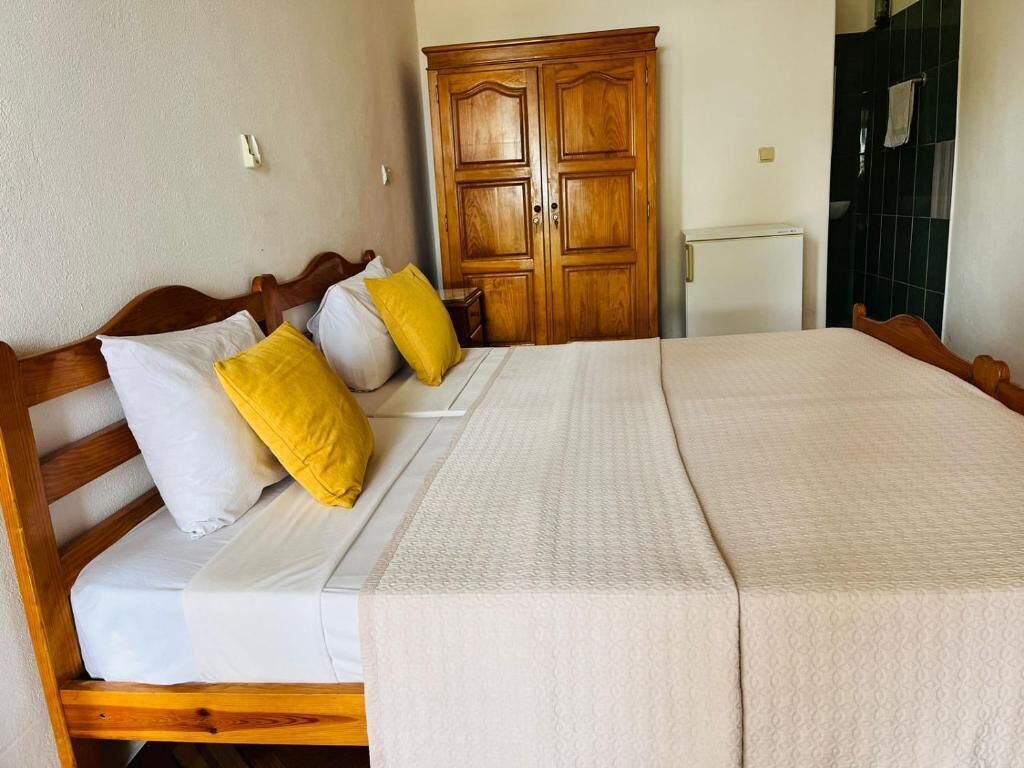 Basic-Zweibettzimmer, Balkon, Strandblick | Badezimmer | Dusche, Handtücher, Seife, Shampoo