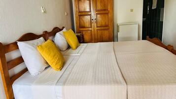 Basic-Zweibettzimmer, Balkon, Strandblick | Badezimmer | Dusche, Handtücher, Seife, Shampoo