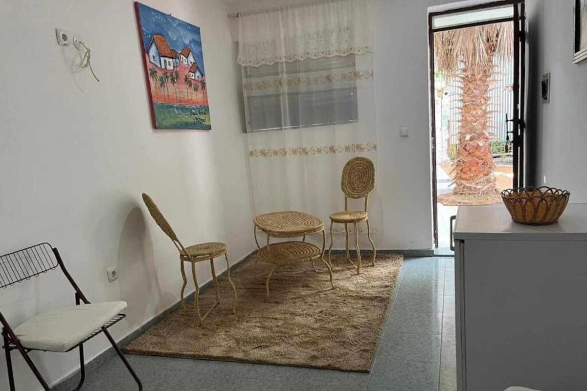 Eenvoudige driepersoonskamer, uitzicht op tuin | Een minibar, gratis wifi, beddengoed
