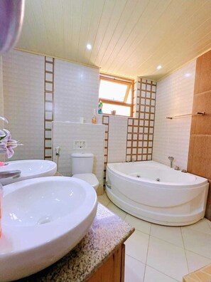 Douche, serviettes fournies, savon, papier toilette