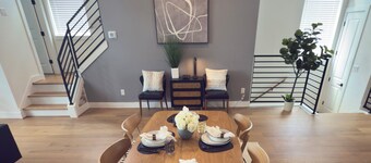 Pet friendly 3 bedroom Townhome in EaDo-Houston sleeps up to 9 w/ Private Garage