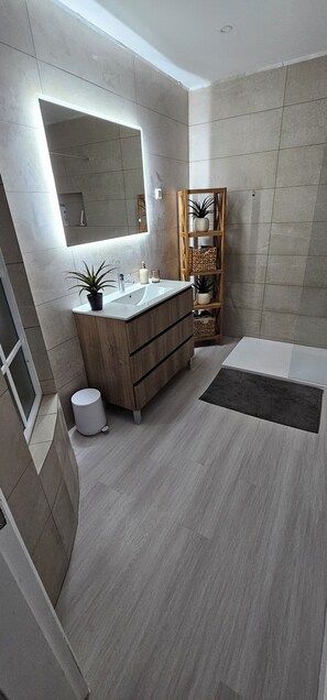 Dusche, Haartrockner, Handtücher, Toilettenpapier