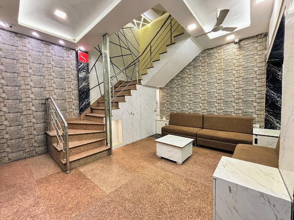 Lobby sitting area - Hotel Wardhman (Jabalpur)