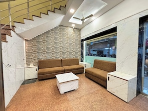 Lobby sitting area - Hotel Wardhman (Jabalpur)