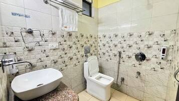 Executive Double Room | Bathroom | Shower, towels, soap, shampoo