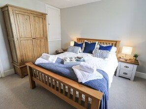 2 Schlafzimmer, individuell dekoriert, individuell eingerichtet